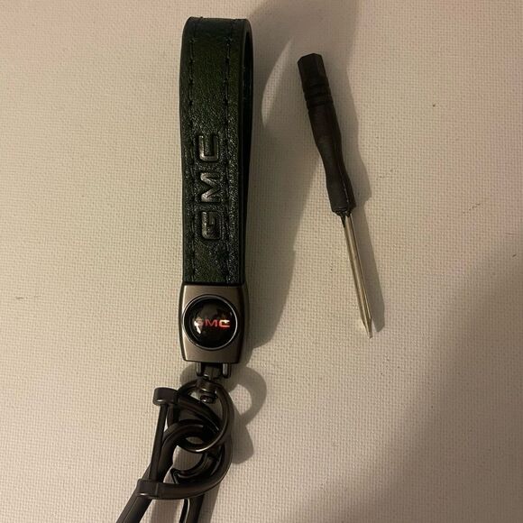 GMC key fob Keychain in Green leather NWT - Picture 3 of 5